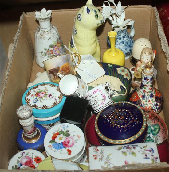 Harry Stinton Worcester cabinet cup (a.f), Sevres patch box, Mosanic style cat, decorative small ceramics, lacquered boxes etc (Q)